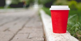 De ce nu e bine să bei cafea din pahare de plastic. E incredibil ce se întâmplă